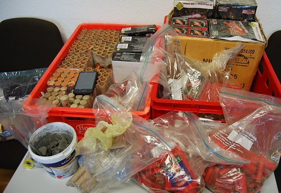 Mehr als ein Zentner Knaller (Foto: Polizei)