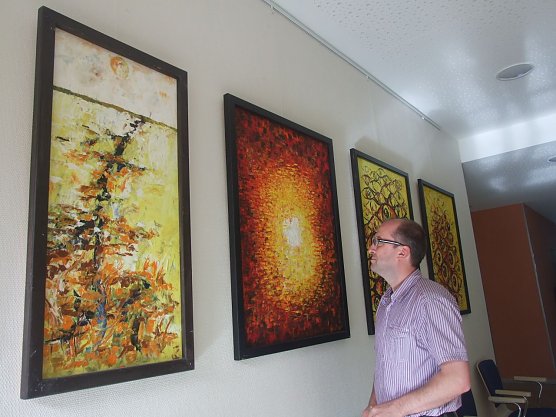 Stephan Paukstadt begutachtet die neue Ausstellung (Foto: privat) Stephan Paukstadt begutachtet die neue Ausstellung (Foto: privat)