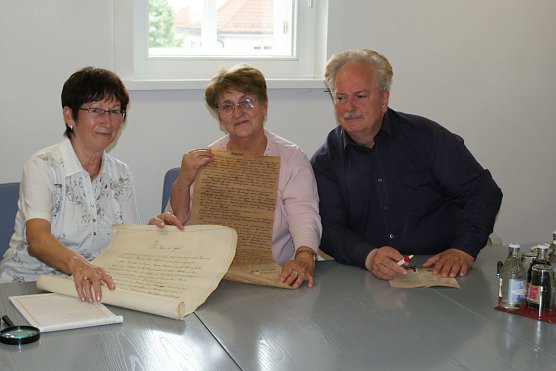 Urkunden werden "&uuml;bersetzt" (Foto: Berkhahn)