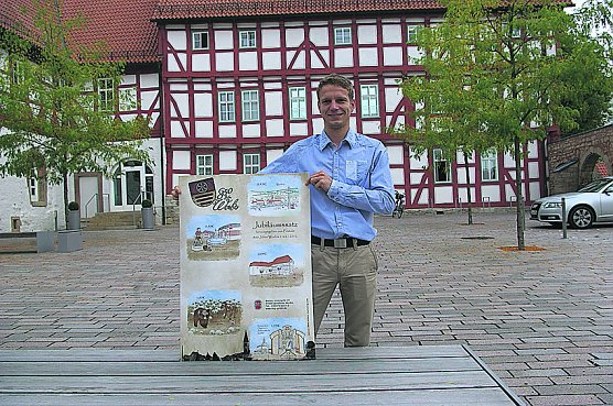 Jürgen Worm präsentiert den Briefmarkenblock als Plakat (Foto: Ilka Kühn) Jürgen Worm präsentiert den Briefmarkenblock als Plakat (Foto: Ilka Kühn)