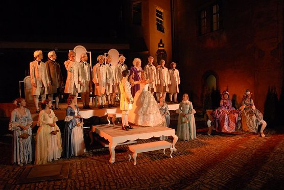 Proben im Schlosshof (Foto: K&uuml;hn)