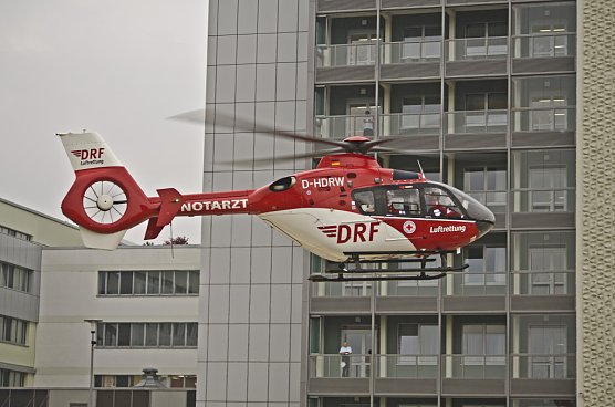 Christoph 37 beim Anflug am Nordh&auml;user Klinikum (Foto: Michael Caspari)