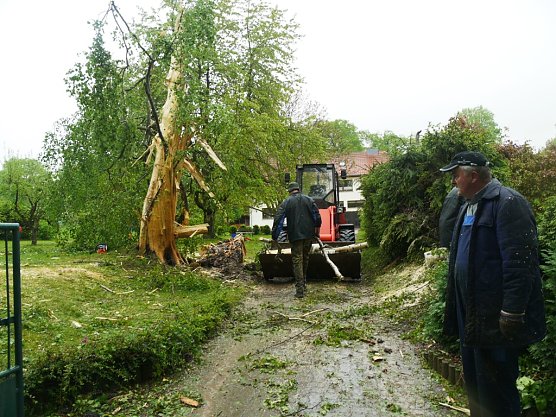 Blitzeinschlag in Beuren (Foto: Ilka Kühn) Blitzeinschlag in Beuren (Foto: Ilka Kühn)
