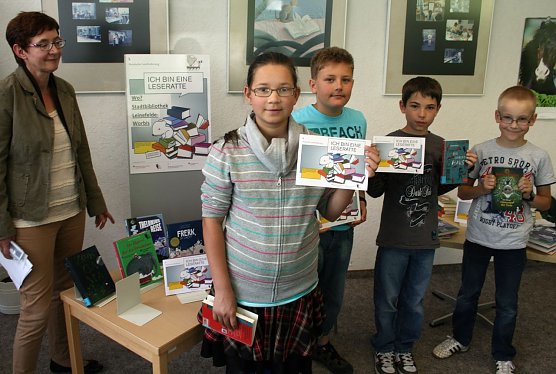 B&uuml;cherkiste bekommen (Foto: KSK Eichsfeld)