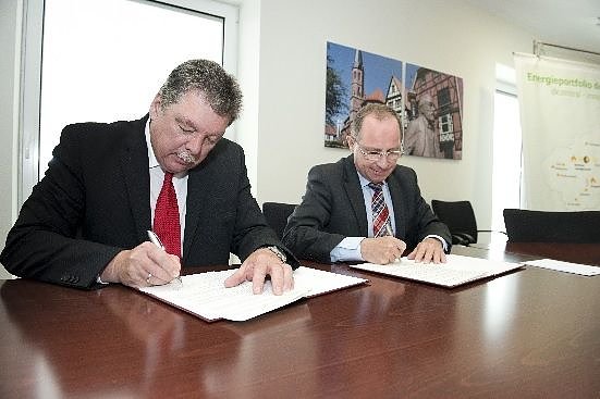 Riese, Gabel bei der Unterschrift (Foto: privat) Riese, Gabel bei der Unterschrift (Foto: privat)