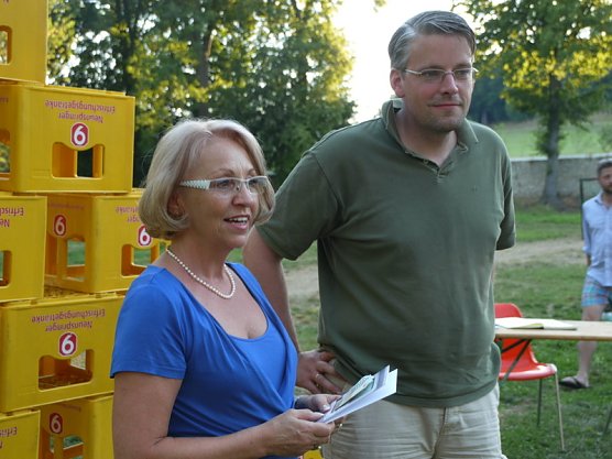 Dr. Christa Kirchner &uuml;bergibt Spende (Foto: Ilka K&uuml;hn)