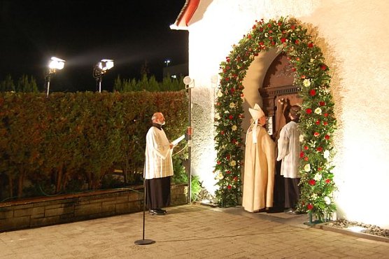 Kardinal Rylko am Urheiligtum (Foto: H. Brehm)