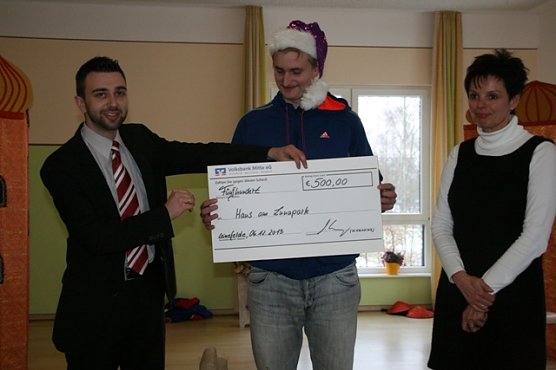 Scheck&uuml;bergabe (Foto: Christine Bose)