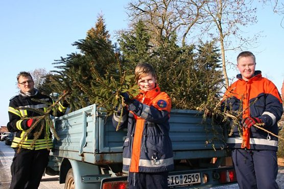 Weihnachtsbaumaktion (Foto: Elke Sagorski) Weihnachtsbaumaktion (Foto: Elke Sagorski)