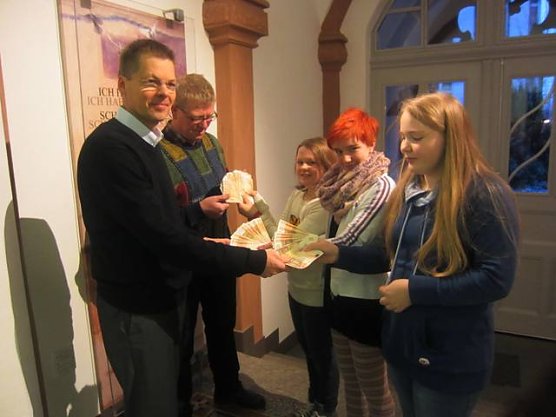 Spende f&uuml;r Uganda (Foto: Ulrike Plath)