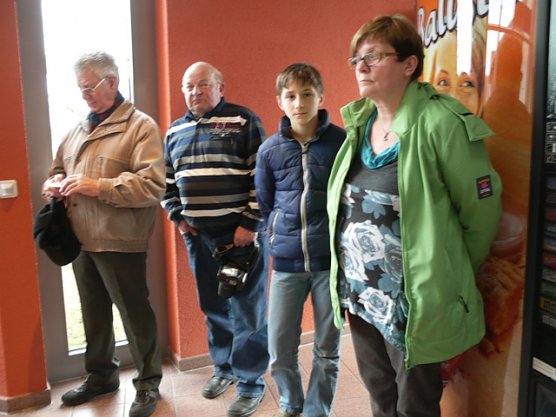 &Uuml;bergabe Saunaliegen (Foto: Ilka K&uuml;hn)