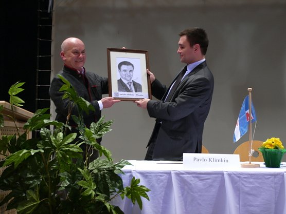 Bild&uuml;bergabe an den Botschafter (re) (Foto: Ilka K&uuml;hn)