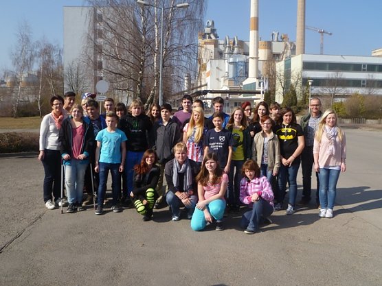 Unterricht im Zementwerk (Foto: Helga Hentrich) Unterricht im Zementwerk (Foto: Helga Hentrich)