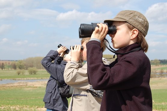 Mit dem Fernglas unterwegs (Foto:  Christoph Neumann)
