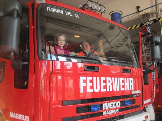 Zu Besuch bei der Feuerwehr (Foto: Louise Bruß) Zu Besuch bei der Feuerwehr (Foto: Louise Bruß)