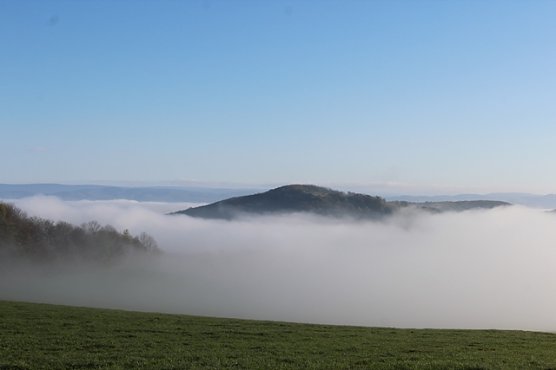 Morgendämmerung über den Sonnenstein (Foto: Gisela Reinhardt) Morgendämmerung über den Sonnenstein (Foto: Gisela Reinhardt)