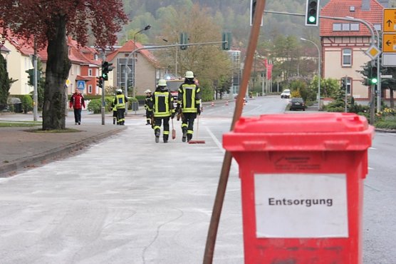 Beseitigung Ölspur (Foto: Feuerwehr Heiligenstadt) Beseitigung Ölspur (Foto: Feuerwehr Heiligenstadt)