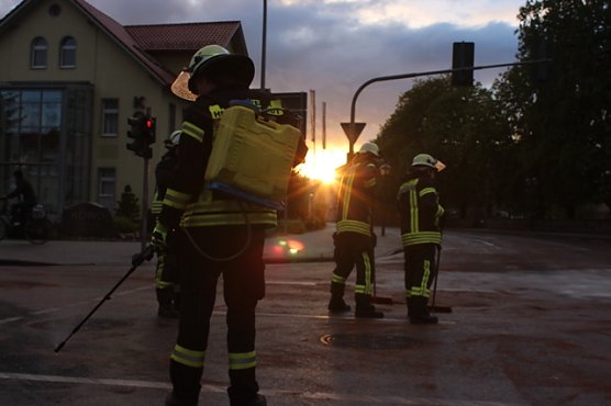 Beseitigung Ölspur (Foto: Feuerwehr Heiligenstadt) Beseitigung Ölspur (Foto: Feuerwehr Heiligenstadt)