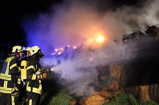 Strohballen brannten (Foto: Feuerwehr Heiligenstadt) Strohballen brannten (Foto: Feuerwehr Heiligenstadt)