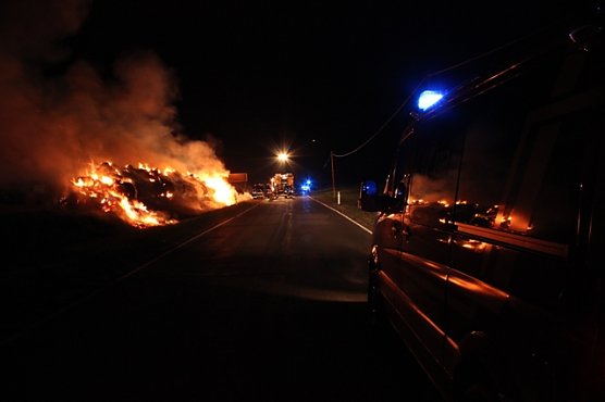 Strohballen brannten (Foto: Feuerwehr Heiligenstadt) Strohballen brannten (Foto: Feuerwehr Heiligenstadt)