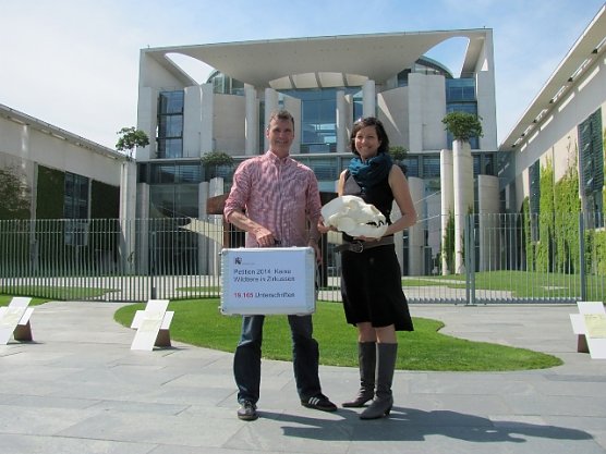Vor dem Bundestag (Foto: Stiftung f&uuml;r B&auml;ren)