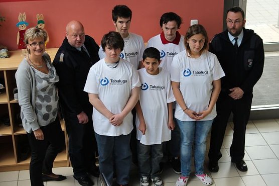 Feuerwehr und Tabaluga-Sch&uuml;ler (Foto: Gisela Reinhardt)