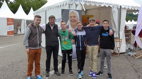 Markus K&ouml;nen mit Sch&uuml;lern (Foto: Ilka K&uuml;hn)