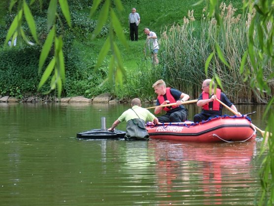 Einbau neuer Fontäne (Foto: Elke Sagorski) Einbau neuer Fontäne (Foto: Elke Sagorski)