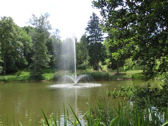 Einbau neuer Fontäne (Foto: Elke Sagorski) Einbau neuer Fontäne (Foto: Elke Sagorski)