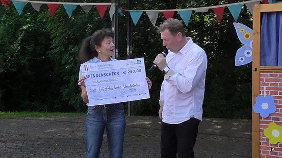 Scheck für Wiesentheater (Foto: Ilka Kühn) Scheck für Wiesentheater (Foto: Ilka Kühn)