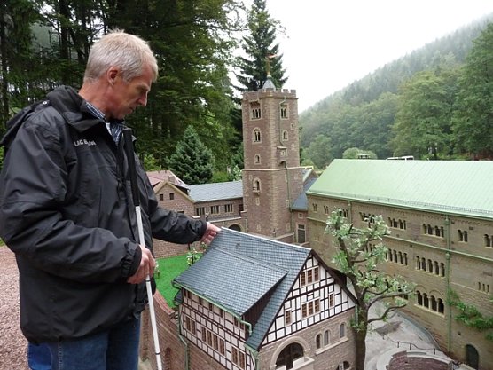 Ertasten des Wartburg-Modells (Foto: Silke Senge)