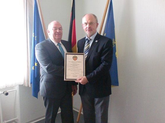 Urkunden&uuml;bergabe (Foto: Christina Nolte)