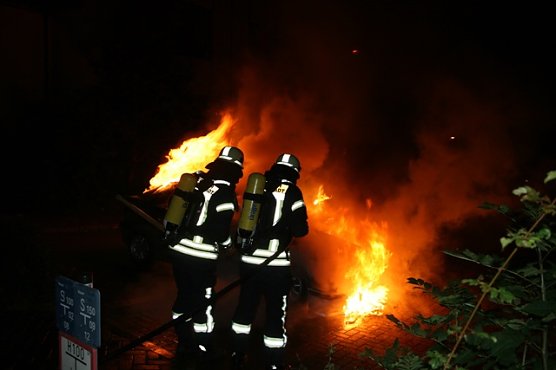 Feuerwehr l&ouml;scht Feuer am BMW (Foto: Feuerwehr Heiligenstadt)