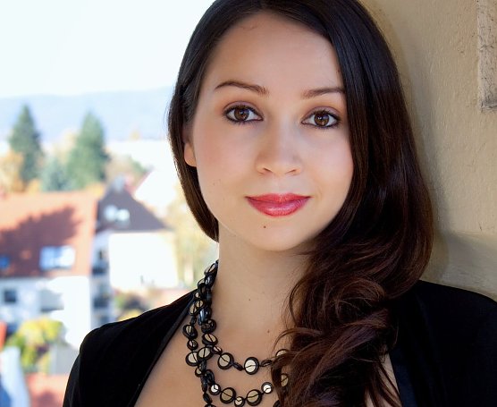 Elena Puszta singt in der Operngala Ausschnitte aus Manon (Foto: Anja Daniela Wagner)