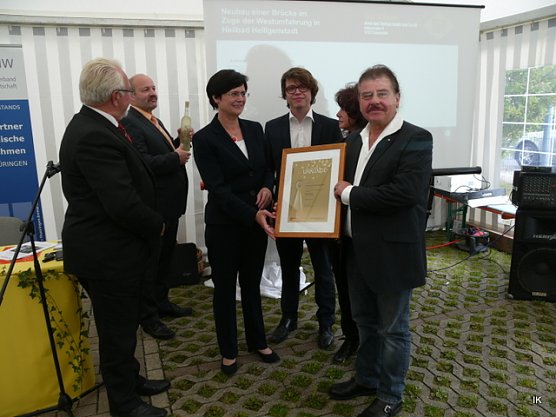 Urkunde f&uuml;r Klaus R&ouml;hrig zum Unternehmer des Jahres (Foto: Ilka K&uuml;hn)