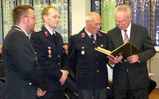 Heinz Hesse übergab alte Schriften (Foto: Ilka Kühn) Heinz Hesse übergab alte Schriften (Foto: Ilka Kühn)