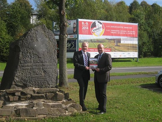 Reisekatalog &uuml;bergeben (Foto: HVE)