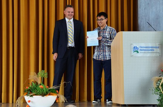 Preis wird überreicht (Foto: Tina Bergknapp/FHN) Preis wird überreicht (Foto: Tina Bergknapp/FHN)