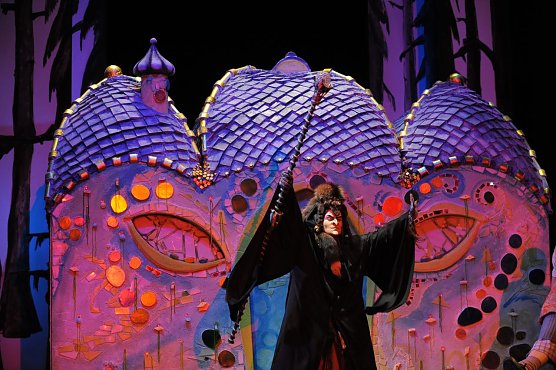 Anja Daniela Wagner als Knusperhexe (Foto: Roland Obst) Anja Daniela Wagner als Knusperhexe (Foto: Roland Obst)