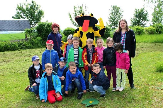 Elisabeth Spitzer im Einsatz als Umweltpraktikantin (Foto: Uwe M&uuml;ller)
