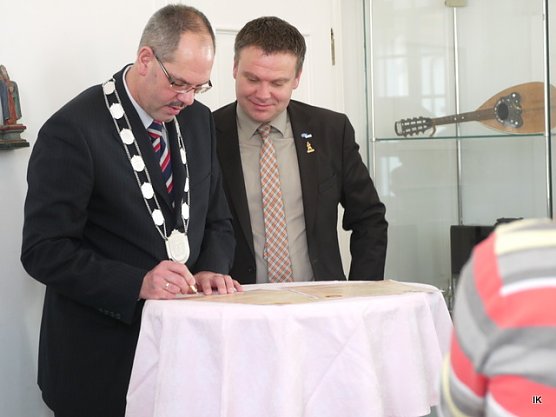 Unterzeichnung der Urkunde (Foto: Ilka K&uuml;hn)