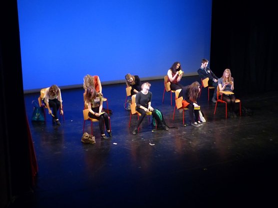 Ausschnitt aus der Tanztheater-Produktion Lost in Puschkin des Theaterjugendclubs im St&uuml;ckwerk No 11 im Januar 2014 (Foto: Birgit Susemihl)