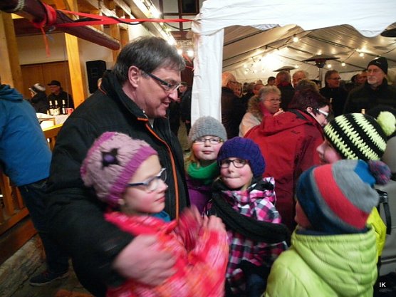 Karl-Josef Wagenf&uuml;hr mit den j&uuml;ngsten Gratulanten (Foto: Ilka K&uuml;hn)