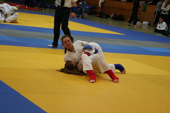 Tamara h&auml;lt ihre Gegnerin am Boden (Foto: Ju-Jutsu Verein Leinefelde)