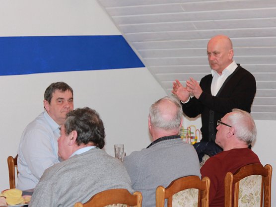 Manfred Grund bei seinen Ausführungen (Foto: Gerhard Martin) Manfred Grund bei seinen Ausführungen (Foto: Gerhard Martin)