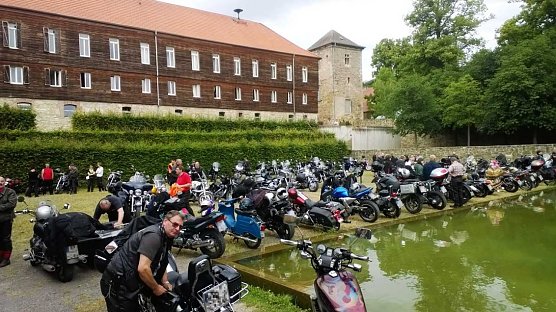 Pfarrer segnen Motorradfahrer (Foto: Landeskirchenamt der EKM )