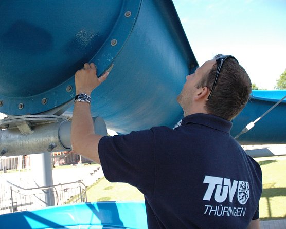 Pr&uuml;fung einer Wasserrutsche (Foto: T&Uuml;V Th&uuml;ringen)