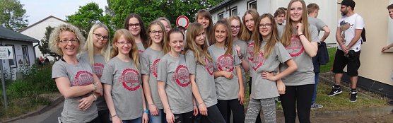 Neue T-Shirts f&uuml;r die 8b (Foto: Ilka K&uuml;hn)