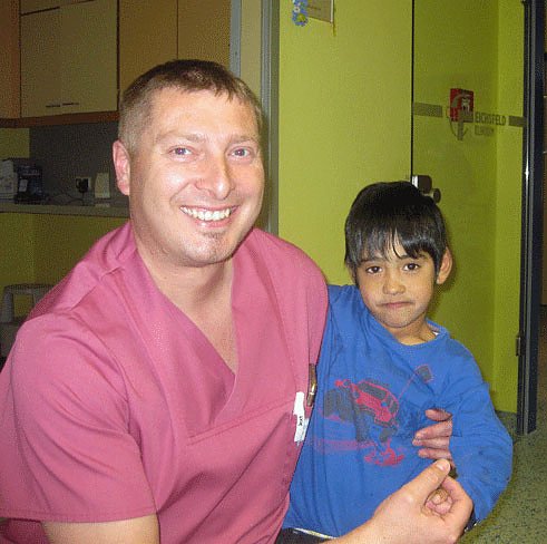 Chefarzt Dr. med. Oliver Möller und Ramon (Foto: Norbert Bierschenk) Chefarzt Dr. med. Oliver Möller und Ramon (Foto: Norbert Bierschenk)