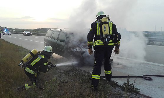 PKW-Brand (Foto: Feuerwehr Heiligenstadt)